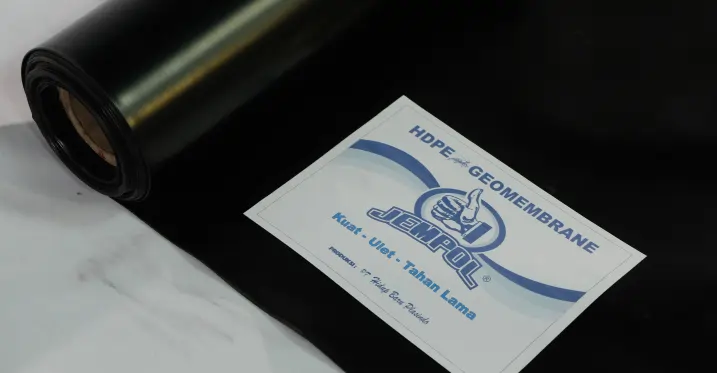 Geomembrane HDPE merek JEMPOL, lembaran plastik berkualitas tinggi untuk pelapis tambak, kolam, dan proyek industri dengan daya tahan tinggi terhadap air dan bahan kimia.