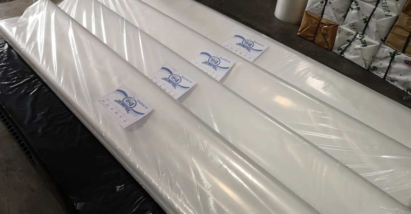 Plastik UV Greenhouse JEMPOL untuk perlindungan tanaman dari sinar matahari dan hujan.