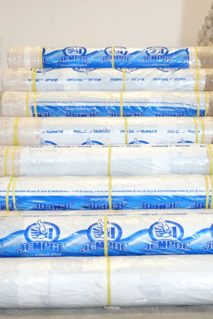 Mulsa tambak merek JEMPOL, lembaran plastik kuat dan tahan air untuk melapisi tambak udang agar lebih bersih dan produktif.